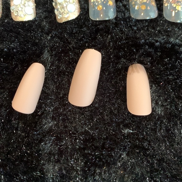 Kiss® Masterpiece Heirloom Glue On Nails 30 count - Picture 5 of 10